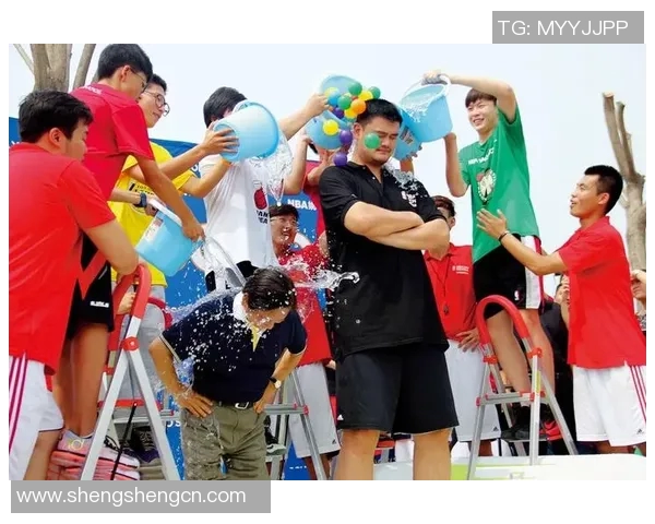 姚明挑战传统游戏乐趣亲身体验抽陀螺的魅力与乐趣