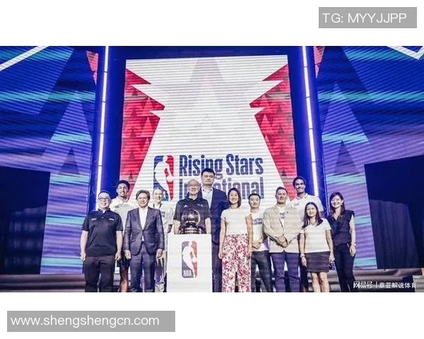 姚明与粉丝亲密合影瞬间分享快乐时光引发热议