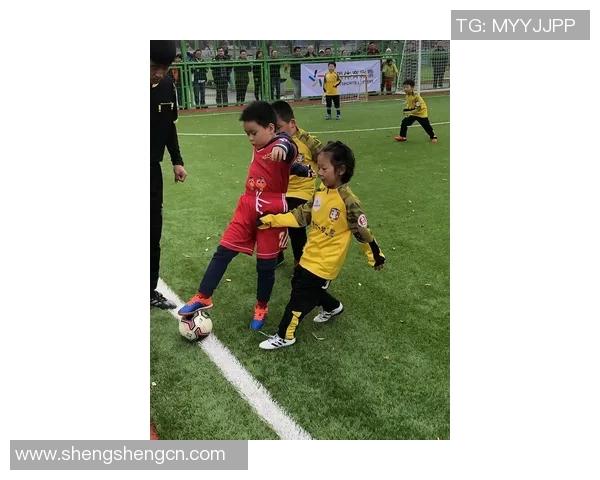 小球迷心中的足球明星梦想与成长之路