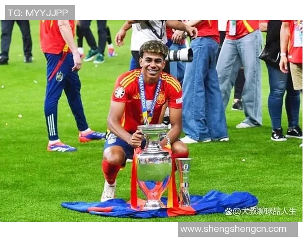 足球明星与爱犬共舞绿茵场狗狗也能展现足球天赋的精彩瞬间